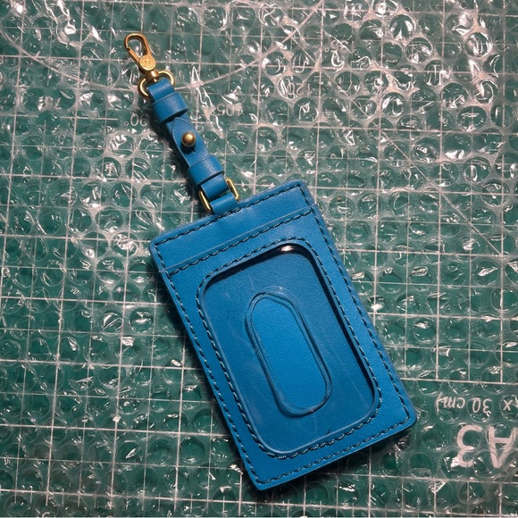 Marc by Marc Jacob’s Blue Leather Luggage Tag - Picture 1 of 3